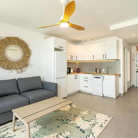 Modern Renovated With Terrace In Playa De Americas